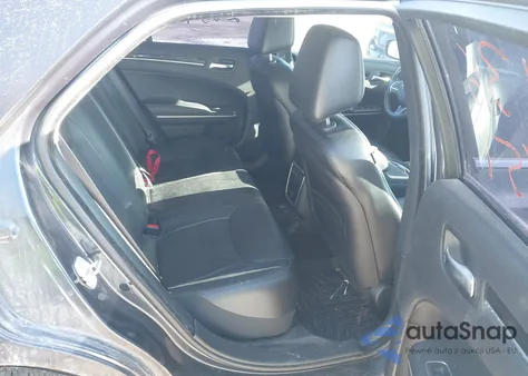 2015 Chrysler 300 Limited z USA, uszkodzony, nr VIN 2C3CCARG5FH820495